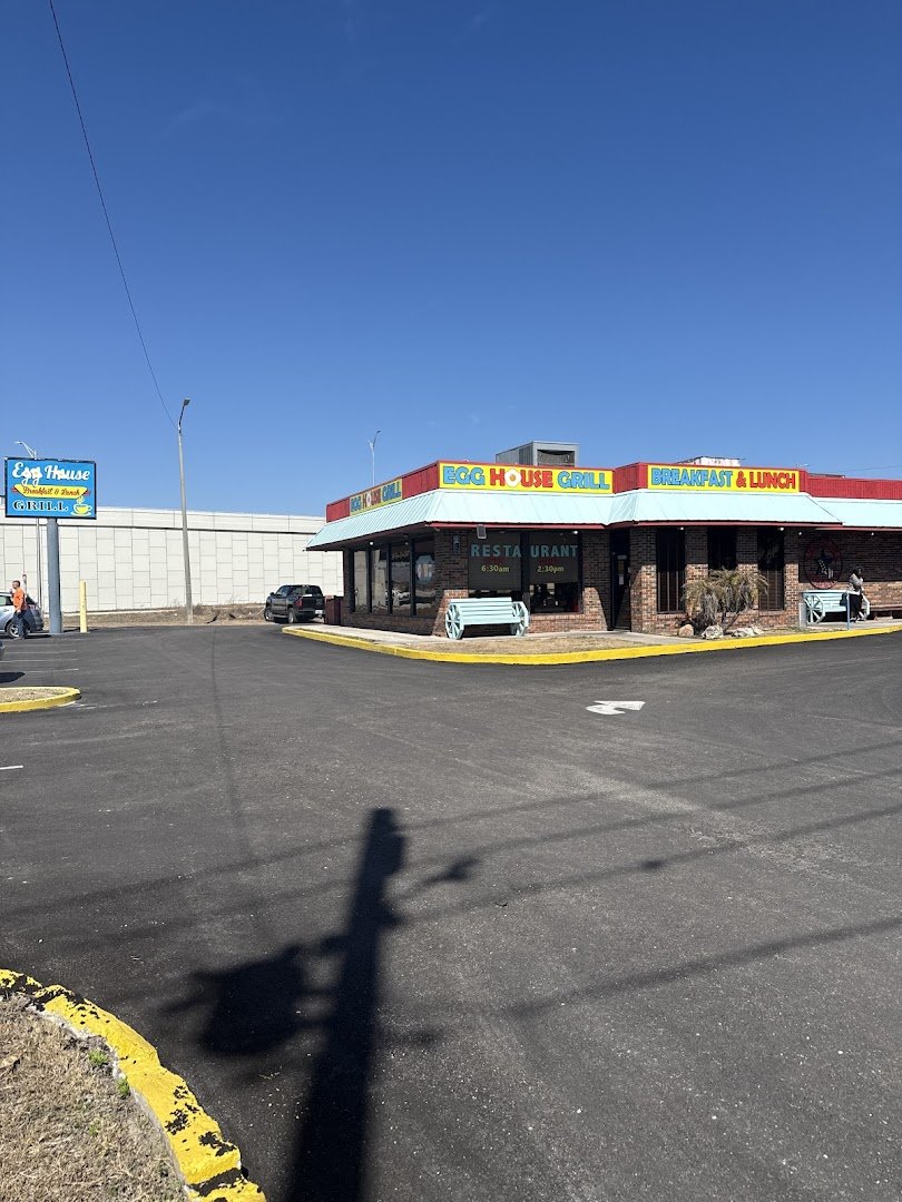 Front view of a small breakfast restaurant.